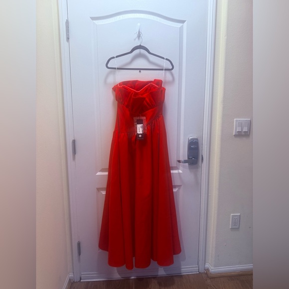 Elliatt Laurel Strapless Maxi Dress In Red Size S NWT Flaw Noted!!!! - Picture 7 of 9